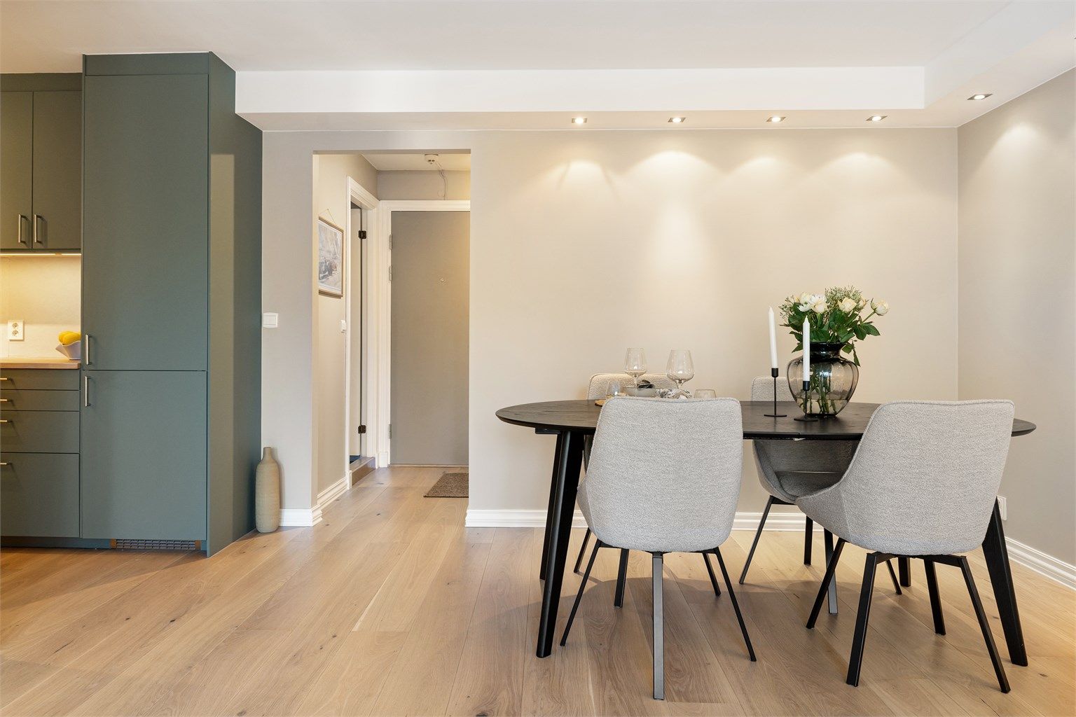 Den gjennomtenkte planløsningen gir en klar definisjon mellom spise- og kjøkkensonen.