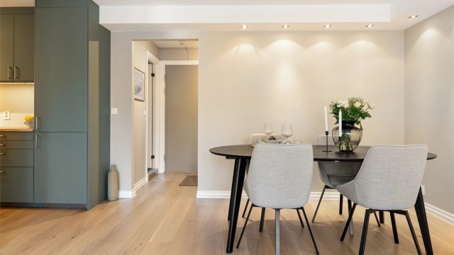 Den gjennomtenkte planløsningen gir en klar definisjon mellom spise- og kjøkkensonen.