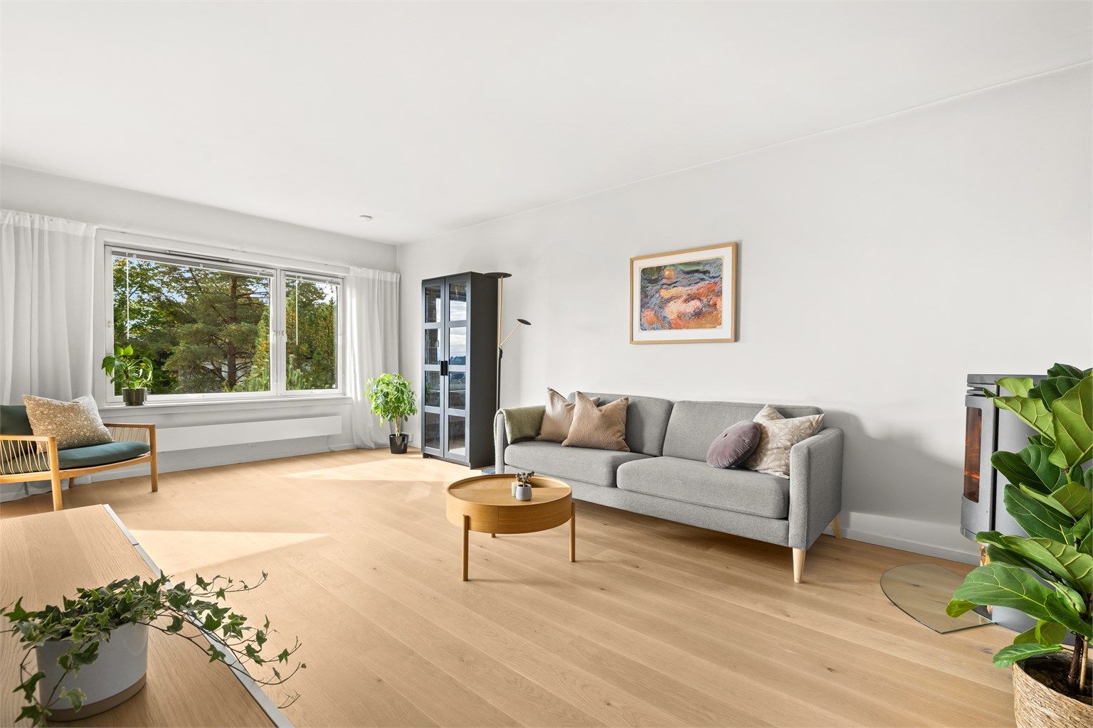 Lys og luftig stue med plass til både sofagruppe og spisebord. 