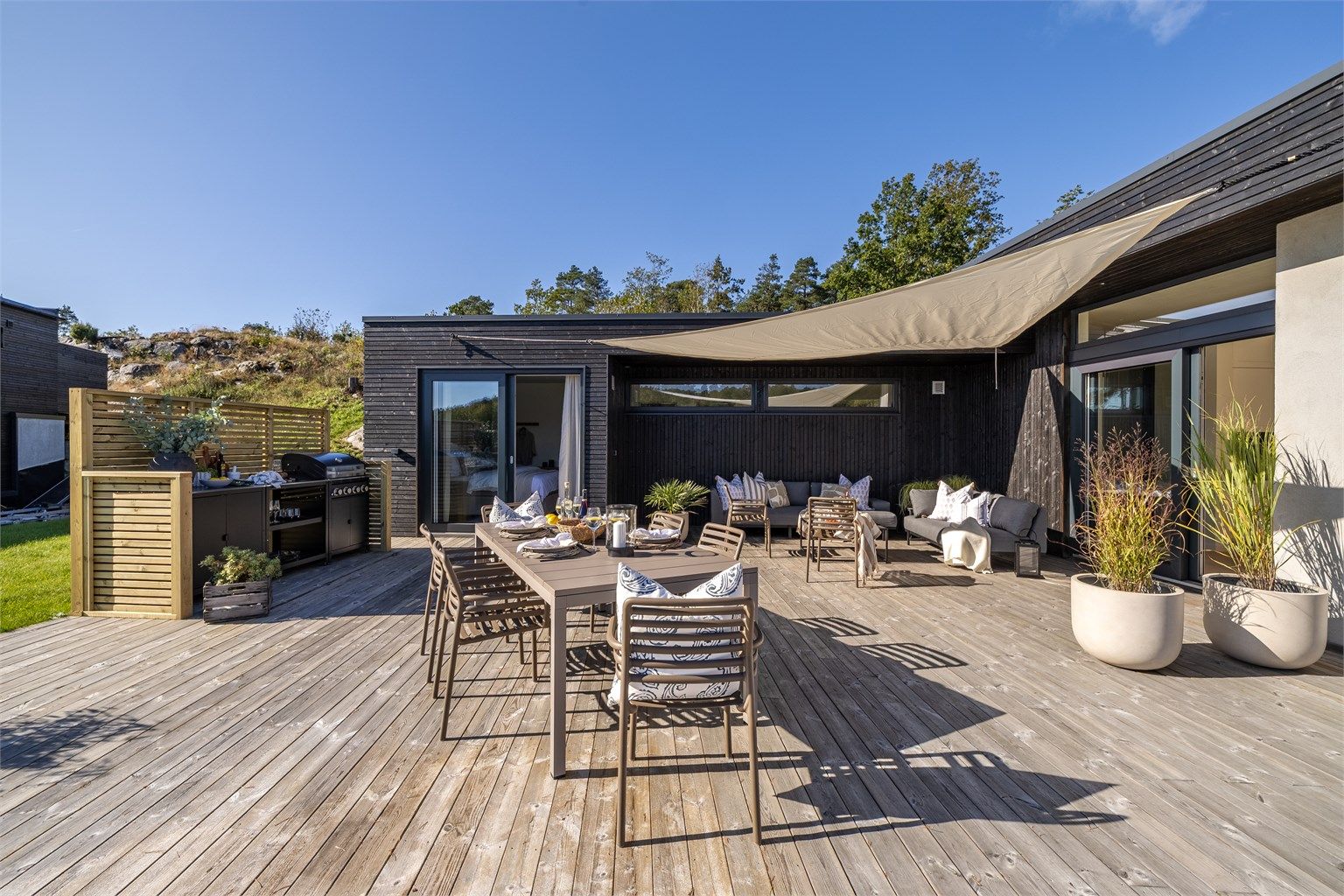 Her kan du dekke langbord for hyggelige måltider utendørs.