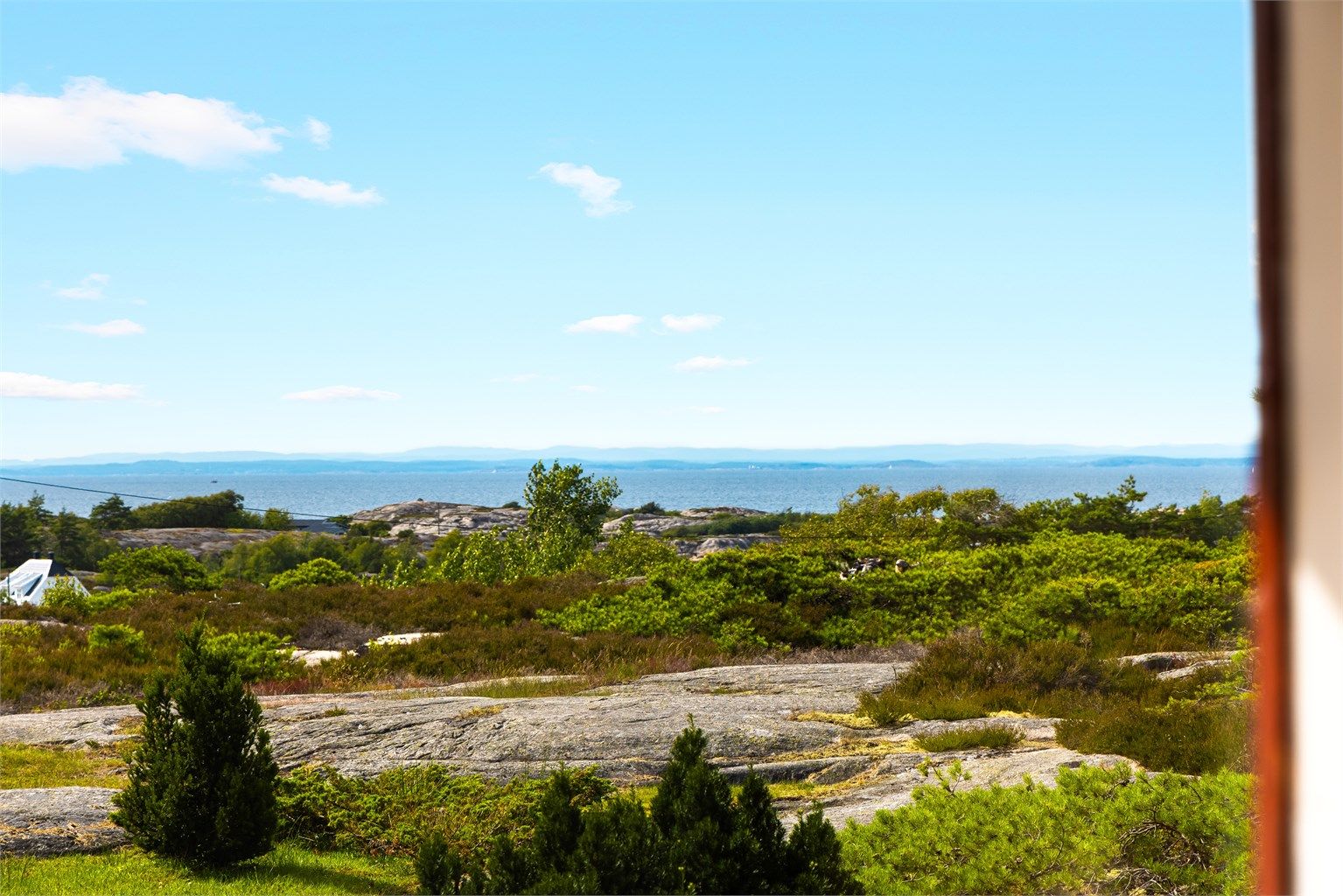 Eiendommen består av to tomter. Bnr. 115 har en eiertomt på ca 10 673 kvm. og bnr. 135 kvm. har en eiertomt på ca  3 036 kvm. 