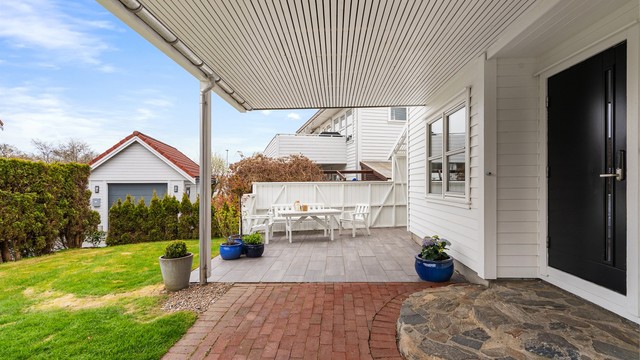 Boligen har solrik hage og terrasse med god plass til både hagemøbler, trampoline og grill.