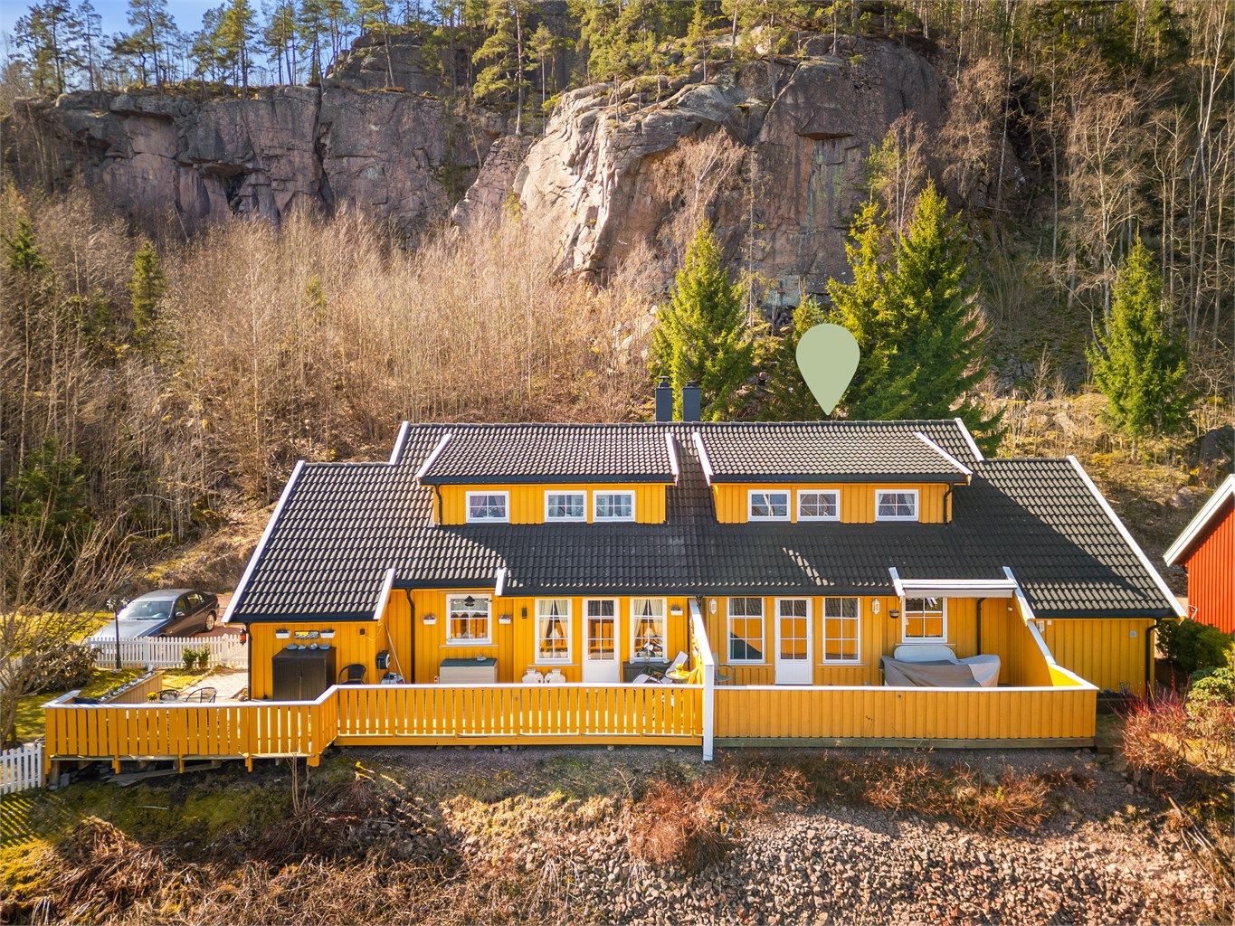 Øvrig er det parkeringsplass på egen gruset gårdsplass (ved boligen). 