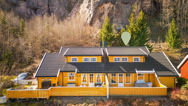 Øvrig er det parkeringsplass på egen gruset gårdsplass (ved boligen).