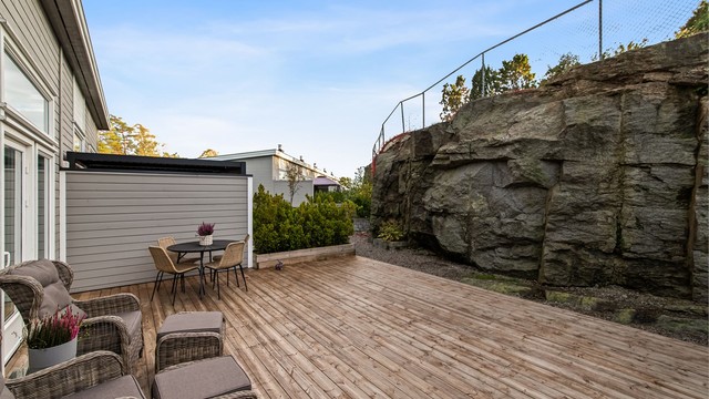 Fjellknausen i bakkant sammen med leveggene sørger for en usjenert og lun tilværelse på terrassen.