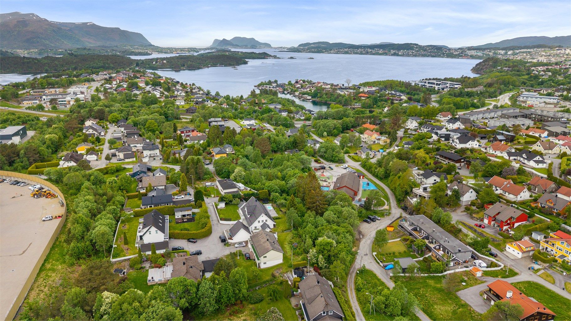 Fra eiendommen er det kort vei til fine turområder, blant annet på Emblemsfjellet og ved Stavsetneset.