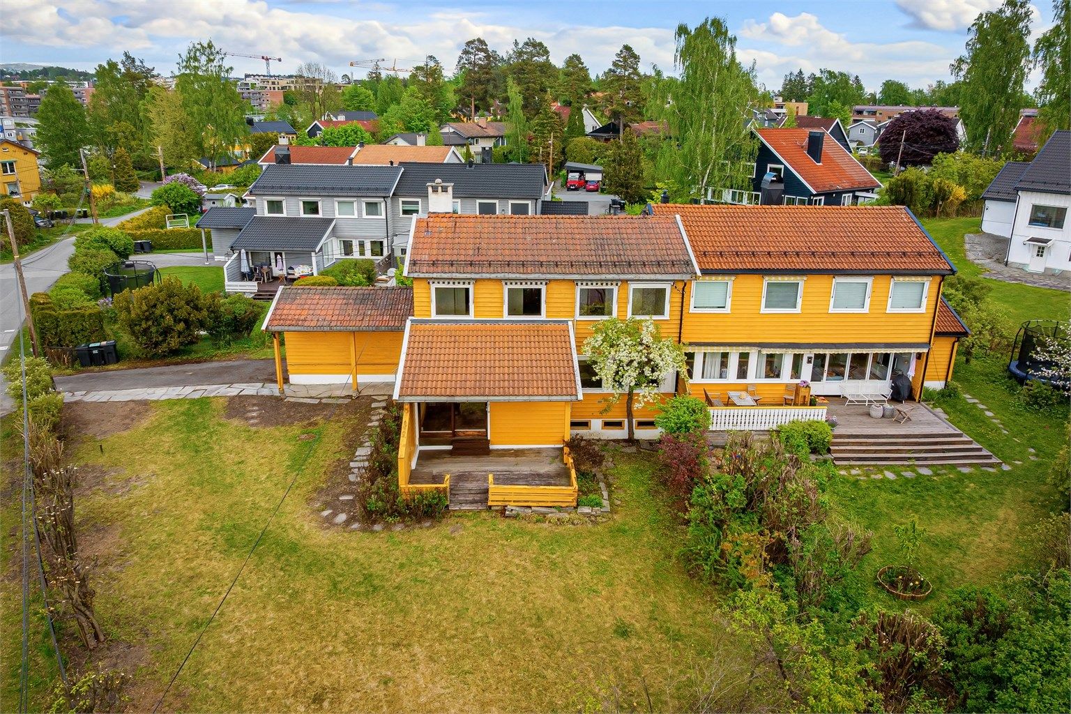 Nærområdet består hovedsakelig av villa- og småhusbebyggelse. Et eldorado for barnefamilier