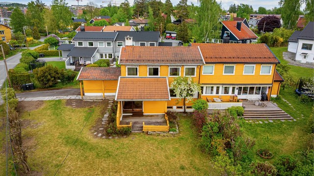 Nærområdet består hovedsakelig av villa- og småhusbebyggelse. Et eldorado for barnefamilier
