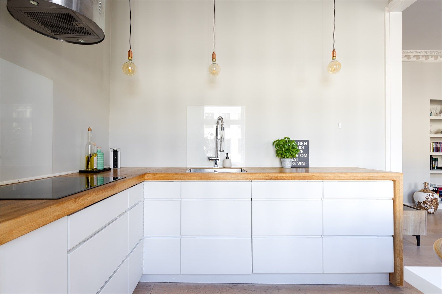 Glatte fronter og heltre benkeplate med oppvaskkum.