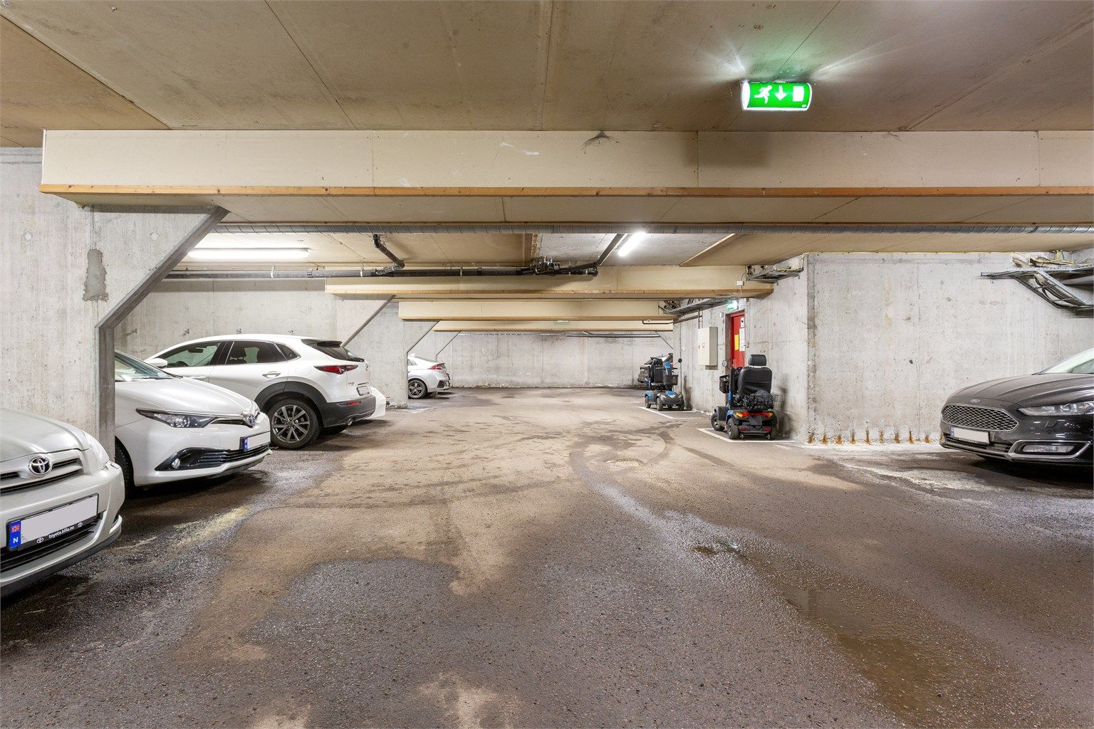 Det medfølger en eksklusiv bruksrett på parkeringsplass i felles garasjeanlegg, utstyrt med el-billader.