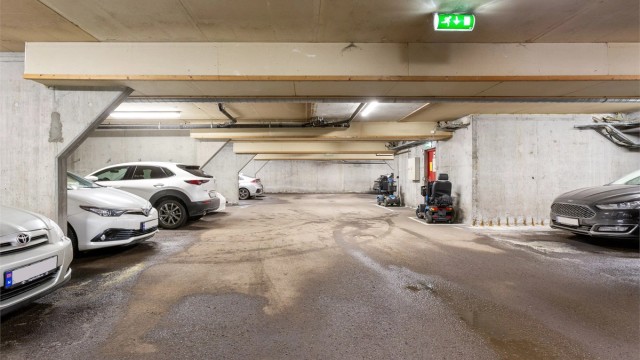 Det medfølger en eksklusiv bruksrett på parkeringsplass i felles garasjeanlegg, utstyrt med el-billader.