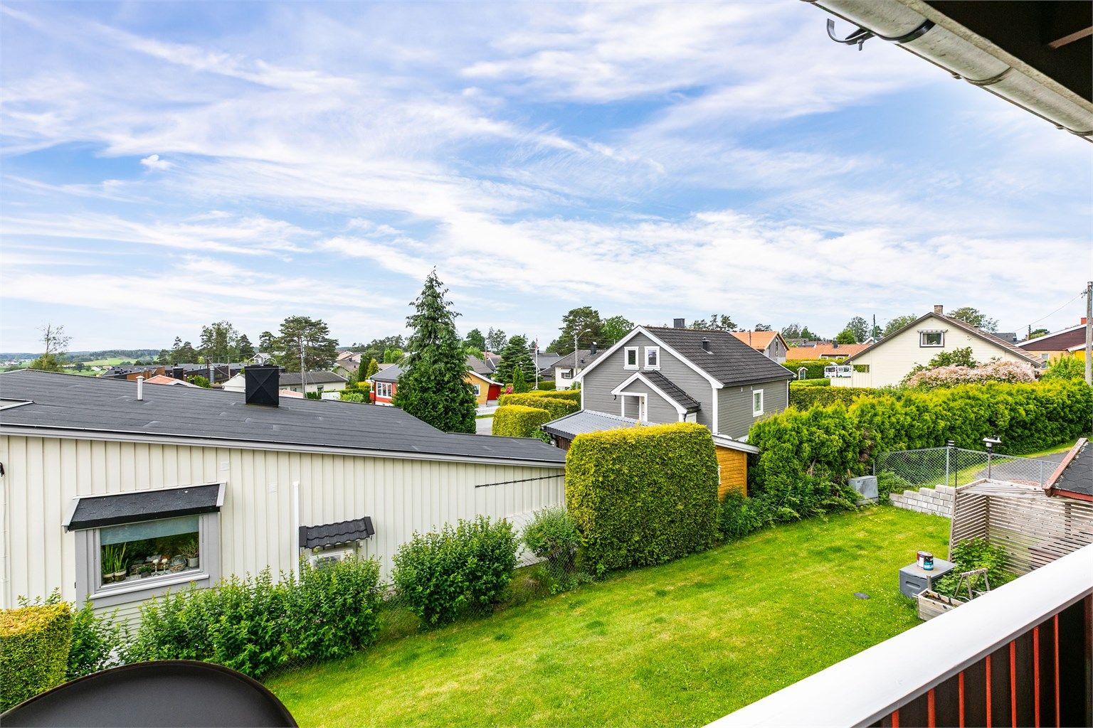 Balkongen byr også på langstrakt utsikt mot landskapet i syd.