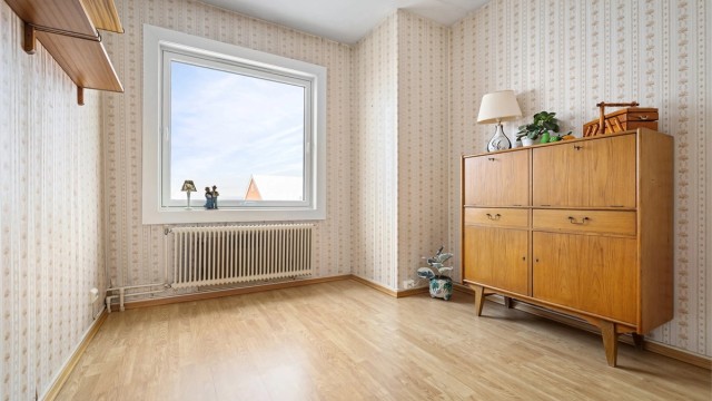Boligens andre soverom er også av god størrelse, med plass til dobbeltseng