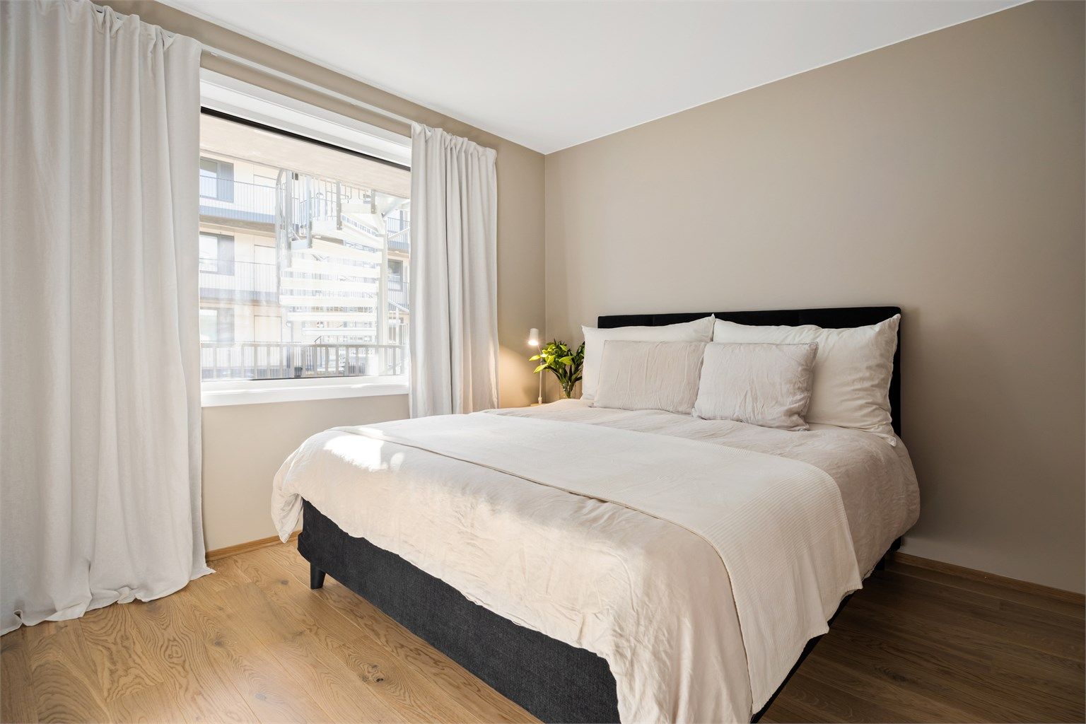 God plass til en stor dobbeltseng