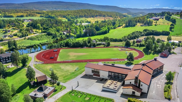 Sigdal ungdomsskole med idrettsplass og skatepark ligger like i nærheten.