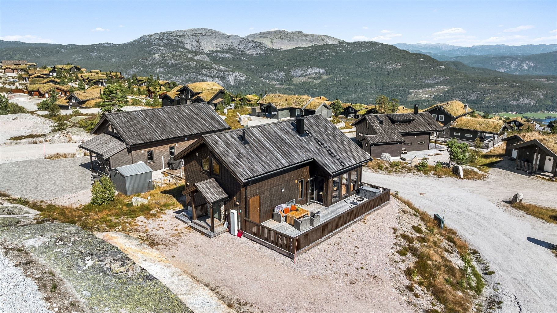 Hytten ligger innerst i blindvei - så her ligger du trygt og skjermet for trafikk.