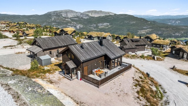 Hytten ligger innerst i blindvei - så her ligger du trygt og skjermet for trafikk.