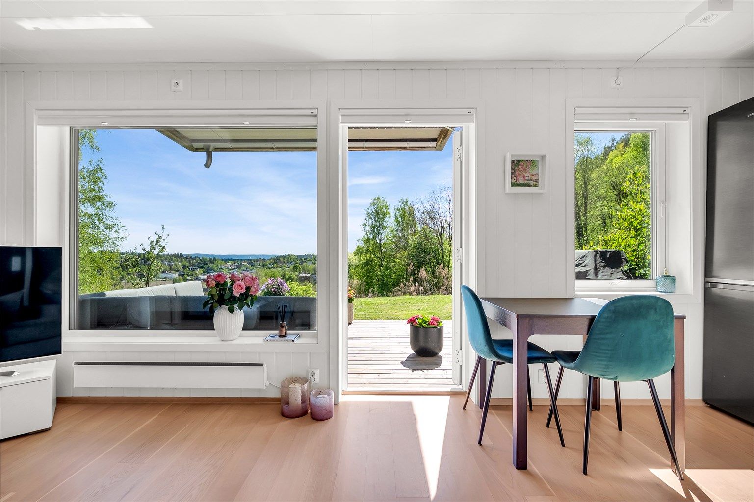 Fra stuen er det utgang til en flott sydvendt terrasse på 17 kvm med flott utsikt. 