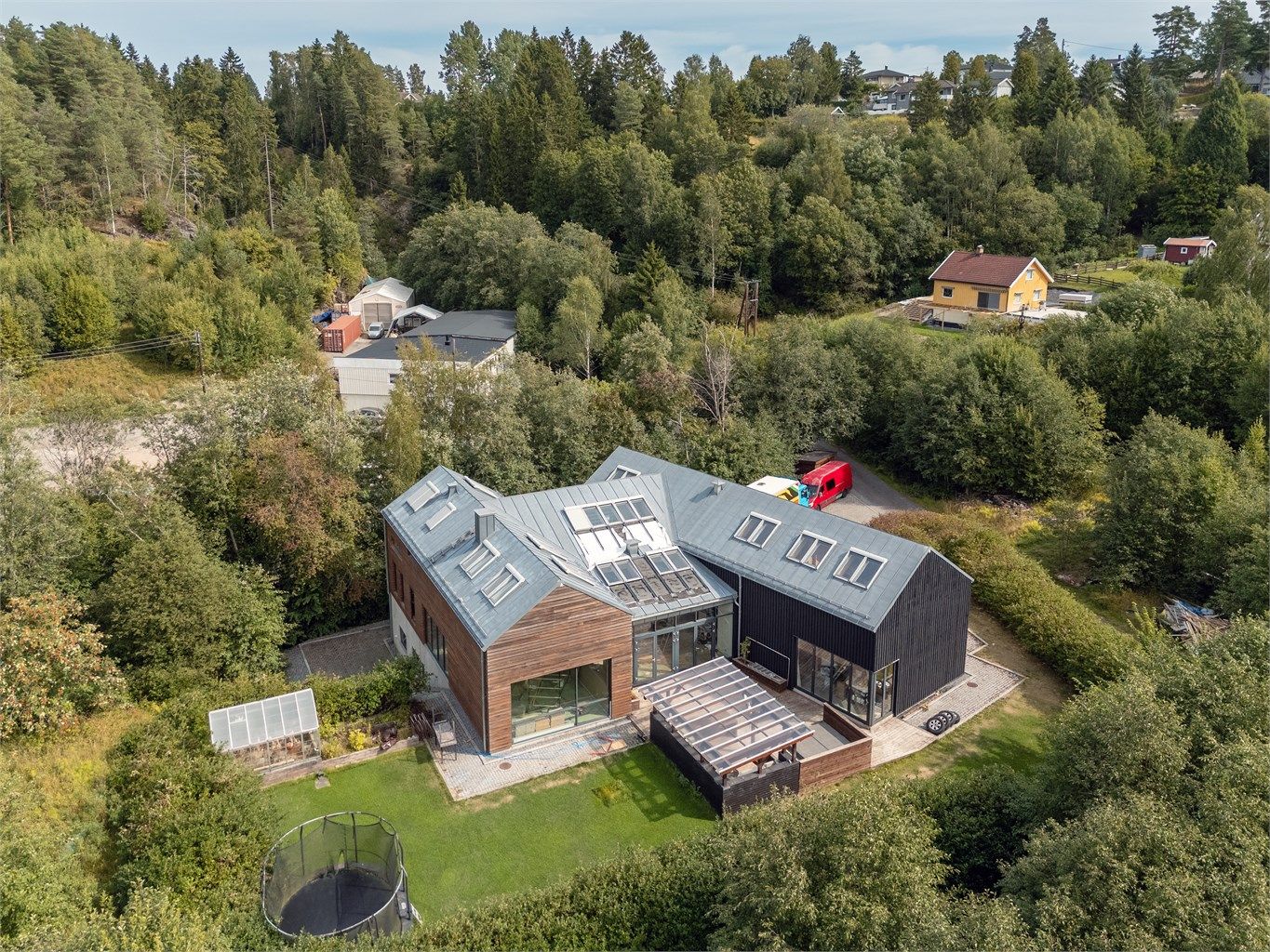 Eiendomsmegler Krogsveen v/Gisle Spidsberg ønsker velkommen til Varåveien 31!
Foto: Svein Michaelsen
