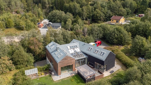 Eiendomsmegler Krogsveen v/Gisle Spidsberg ønsker velkommen til Varåveien 31!
Foto: Svein Michaelsen
