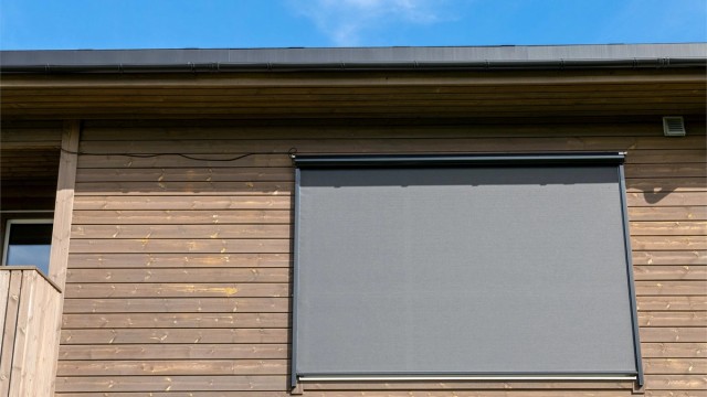 Utvendig solskjerming er montert for å regulere lys og varme.