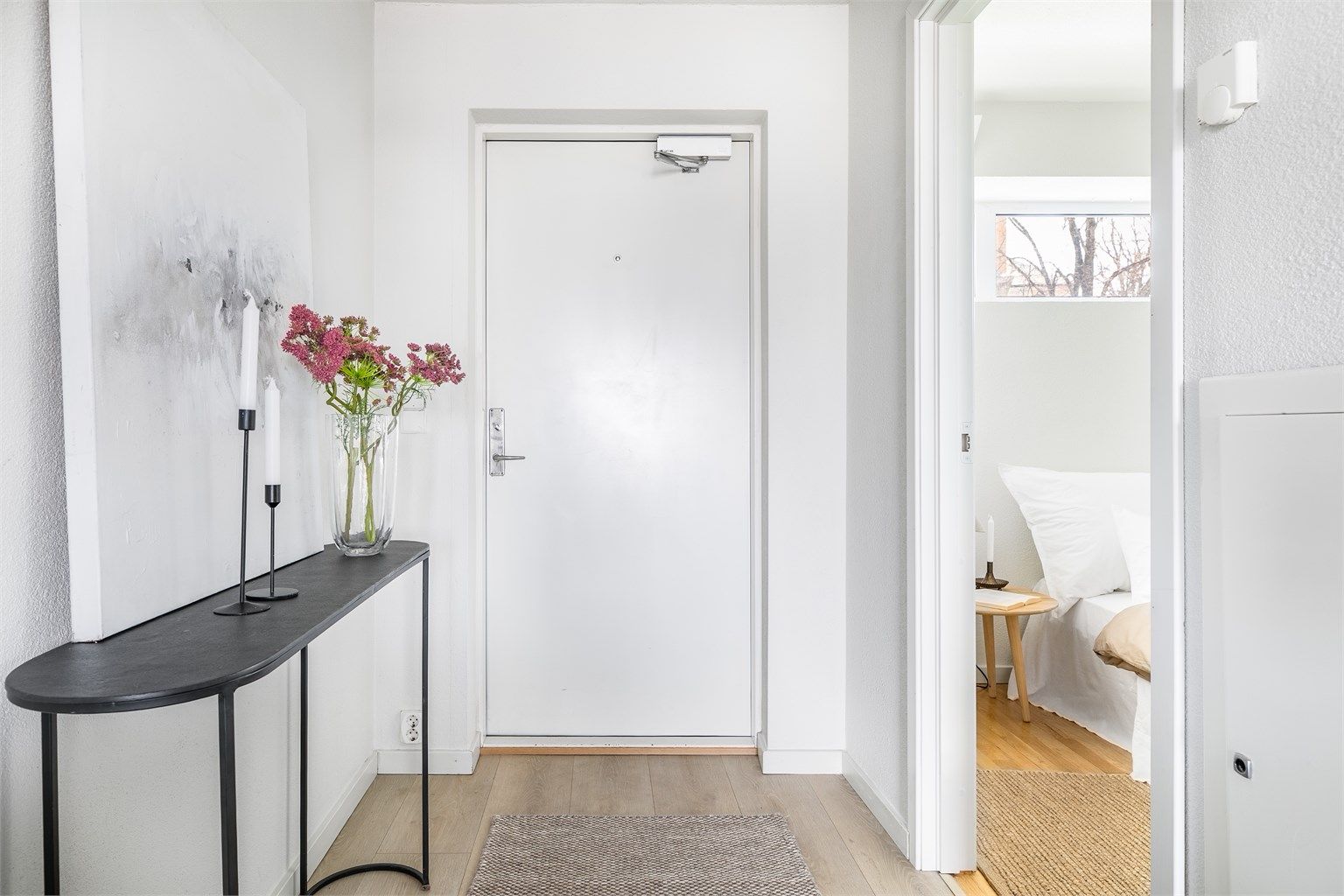 Skap/oppbevaringsmøbler er det plass til også i entreen.