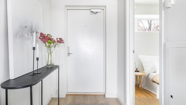 Skap/oppbevaringsmøbler er det plass til også i entreen.