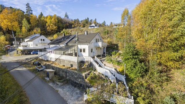 Uteområdet på eiendommen har grønne omgivelser og delvis usjenert beliggenhet.