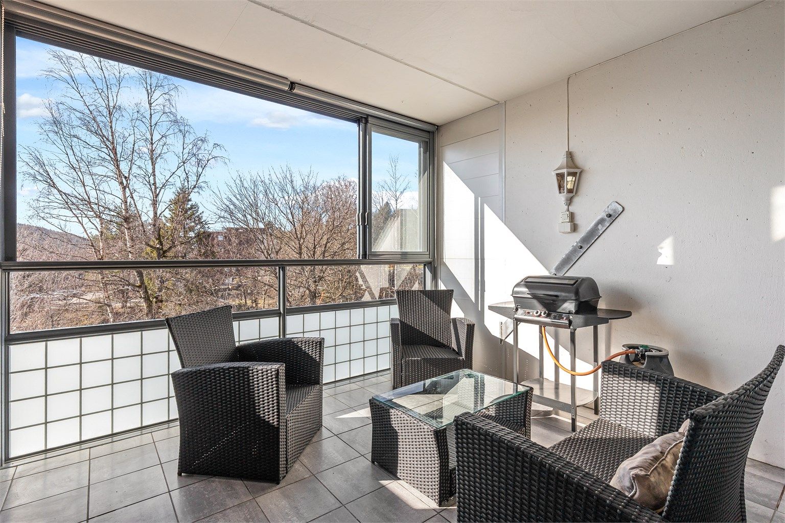 En luftig og familievennlig 4-roms leilighet på 91 m², med praktisk planløsning som gir store rom. 