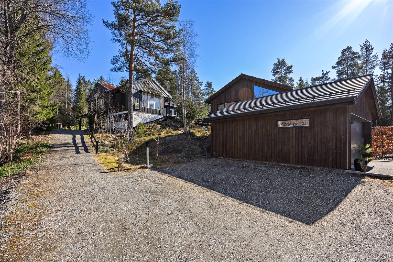 Stor gårdsplass med plass til flere biler.