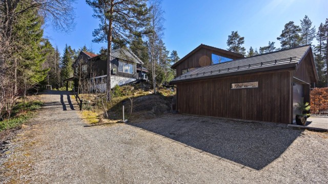 Stor gårdsplass med plass til flere biler.