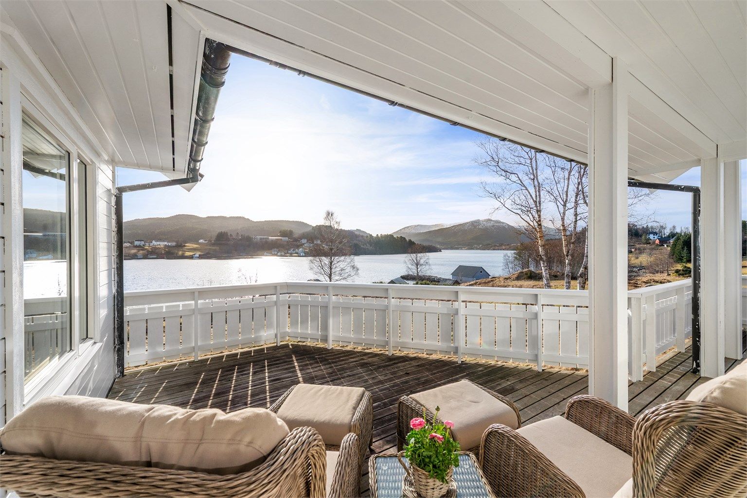 Stor terrasse på ca. 44 kvm i hovedetasjen med god plass til flere siner og sitteplasser