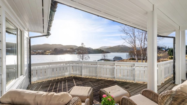 Stor terrasse på ca. 44 kvm i hovedetasjen med god plass til flere siner og sitteplasser