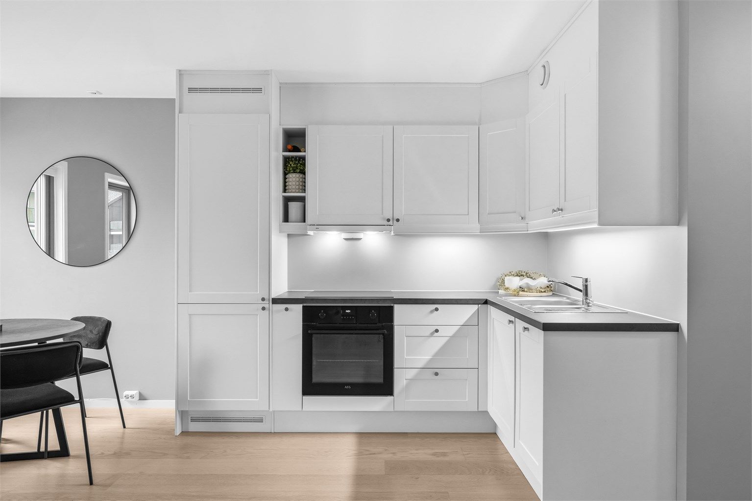 Moderne kjøkken med profilerte fonter og godt med skap og benkeplass. Vannbåren gulvvarme.