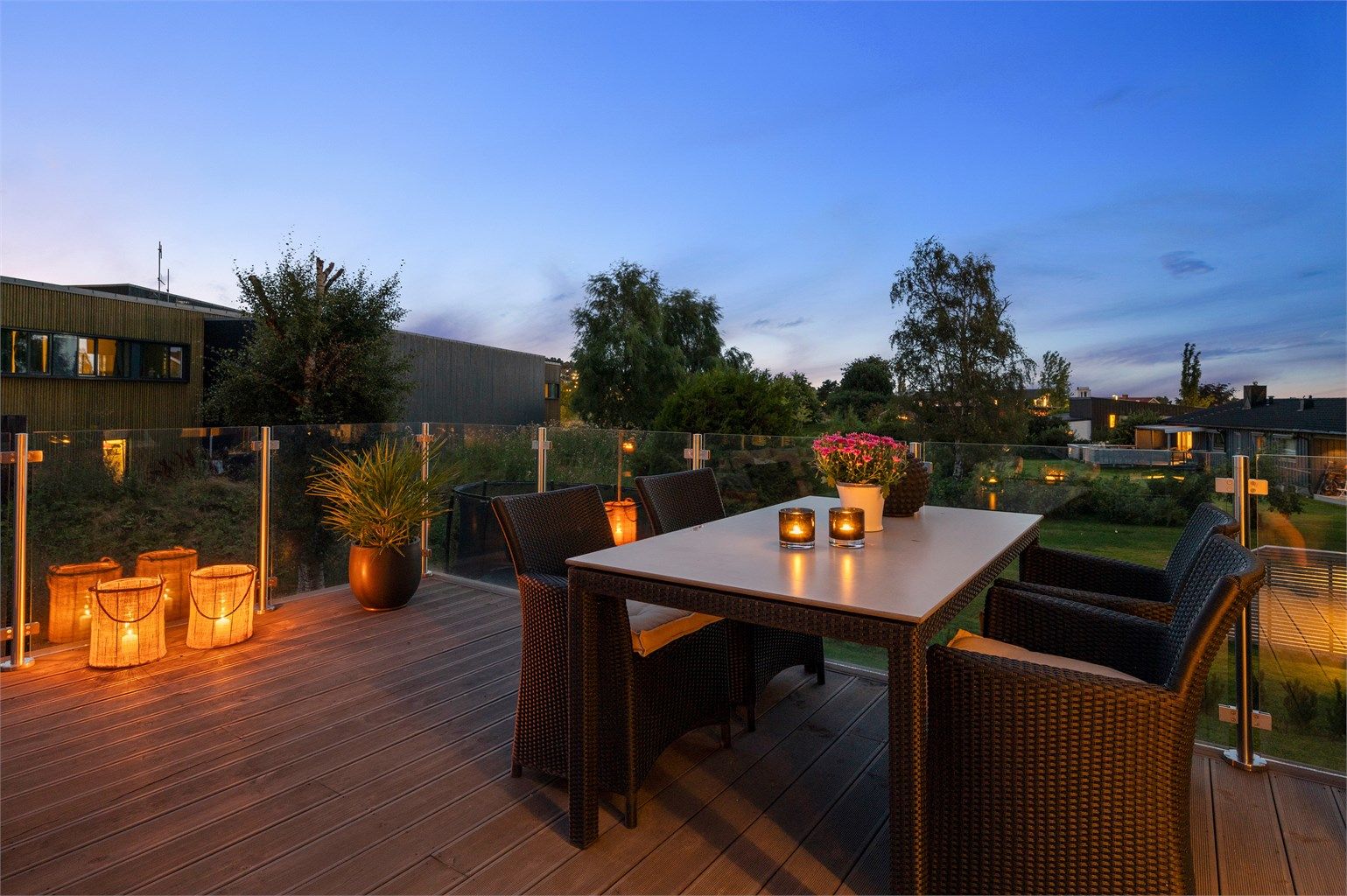 Her har man god plass til sittegrupper i ulike soner og grill. 