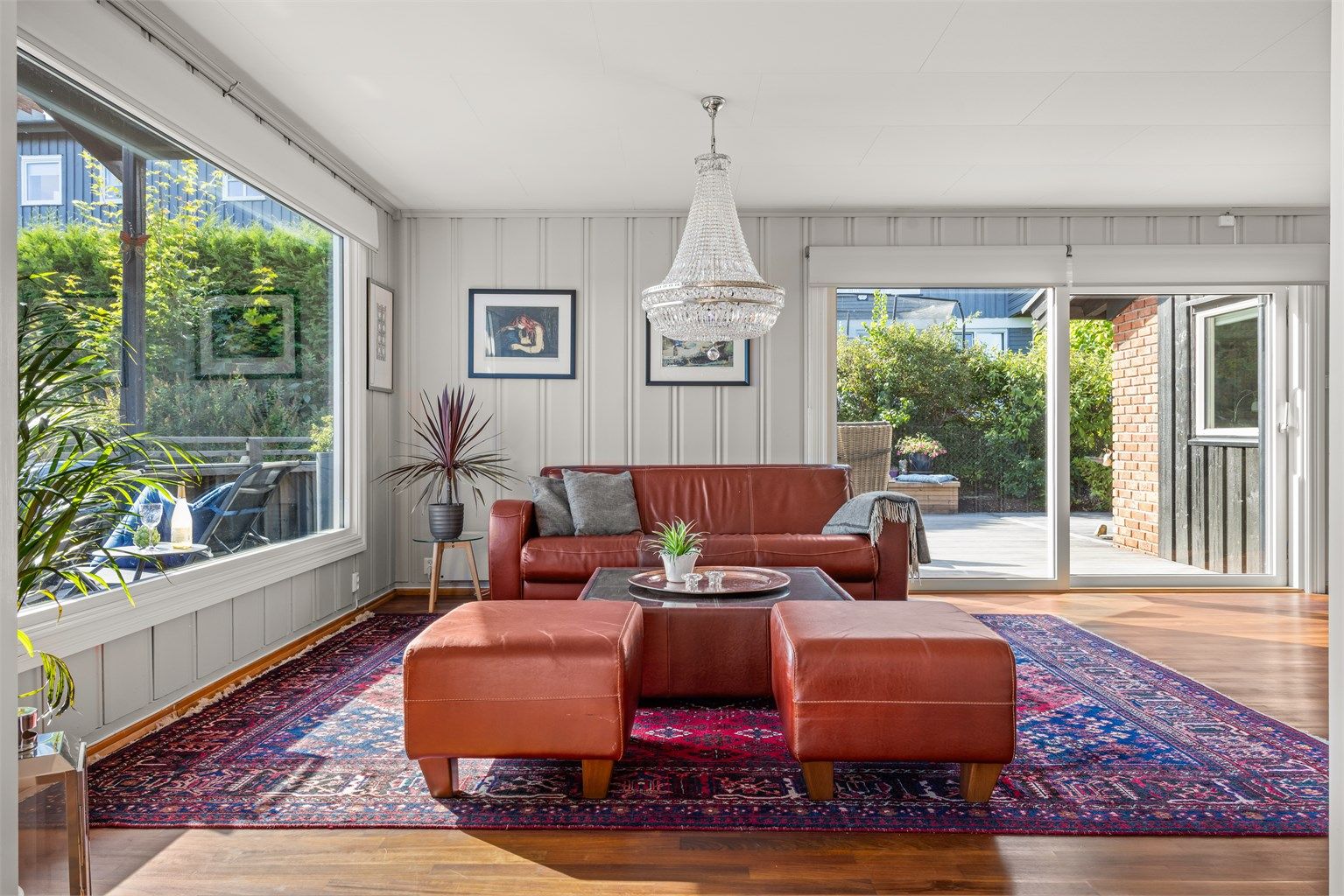 Store vindusflater som gir rikelig med lys inn i rommet. Det er også i denne delen av stuen plass til salongmøbler