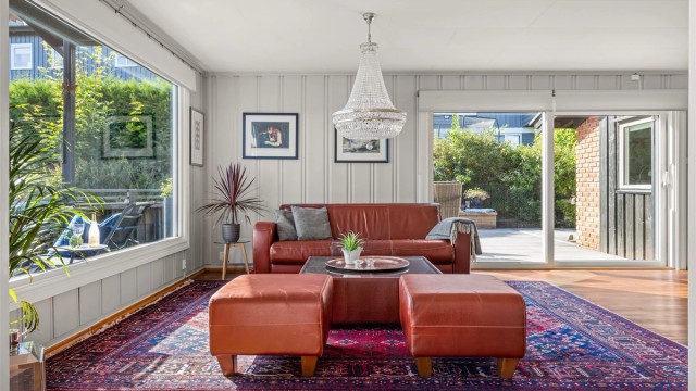 Store vindusflater som gir rikelig med lys inn i rommet. Det er også i denne delen av stuen plass til salongmøbler