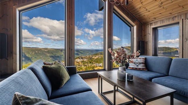 Sittegruppen er plassert for å nyte utsikten over hyttefeltet og fjellene.