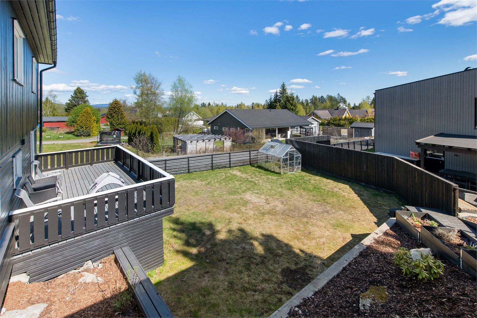 Flotte uteområder med terrasser, hage, bed m.m.