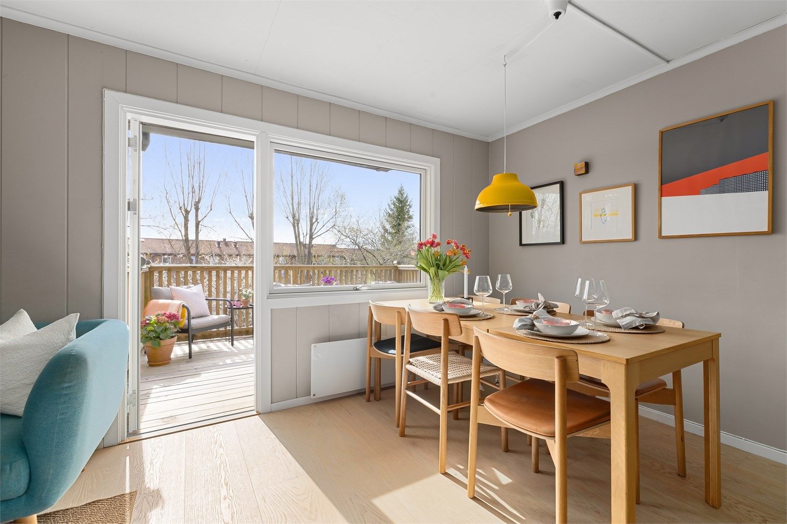 Fra stuen er det utgang til terrassen, som har trapp til hagen