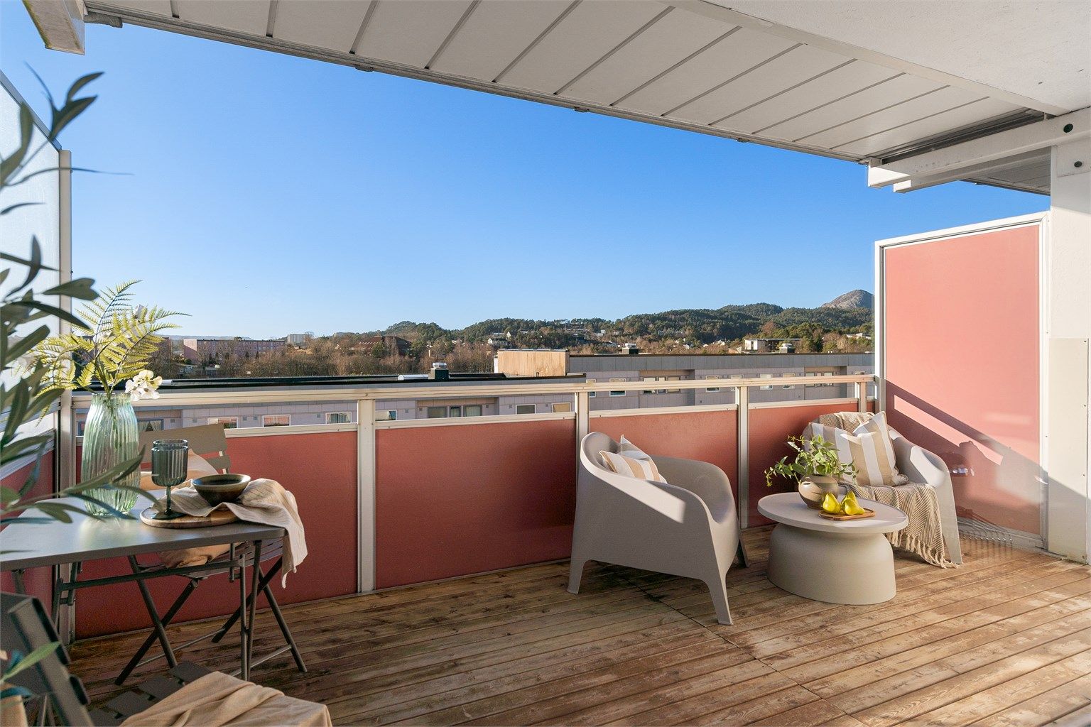 - Med overbygg sitter man i le for vind og vær og kan nyte sol og frisk luft -