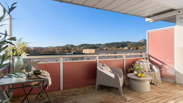 - Med overbygg sitter man i le for vind og vær og kan nyte sol og frisk luft -