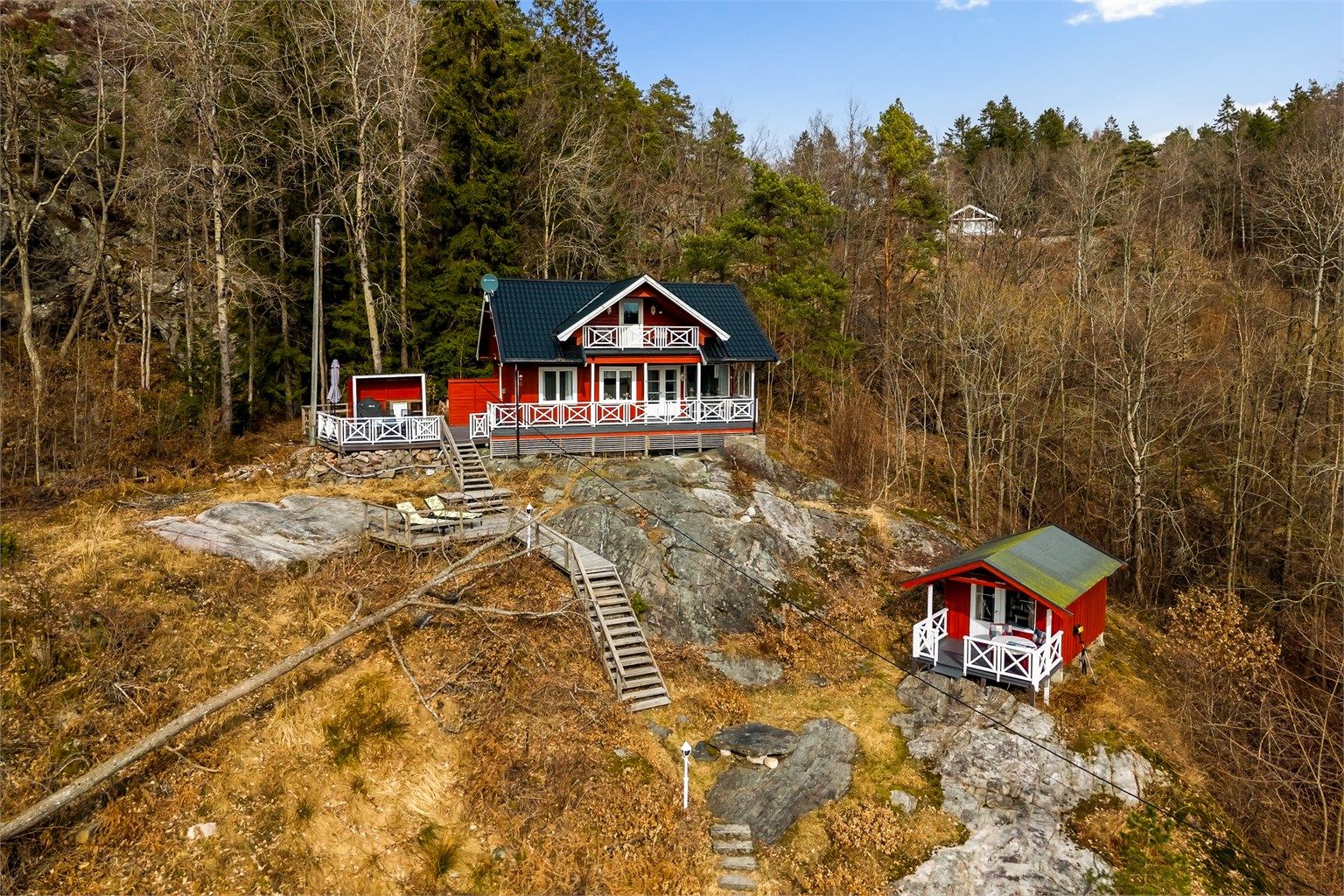 Hytta ligger lunt og koselig til nesten helt for seg selv.