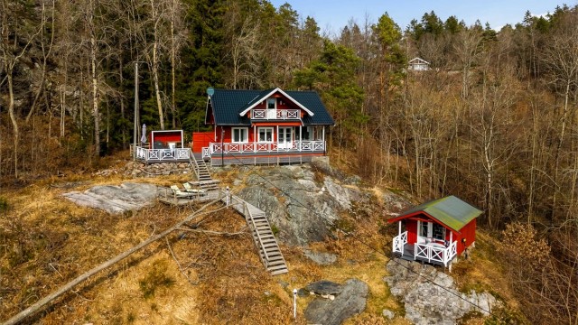Hytta ligger lunt og koselig til nesten helt for seg selv.