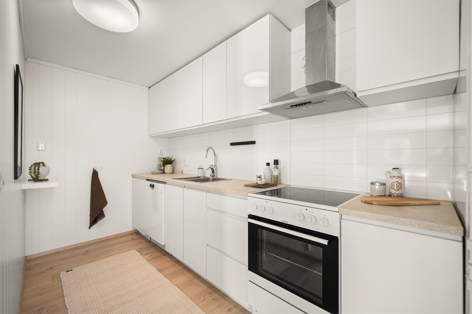 Kjøkkenet i den minste delen, er fra 2018 og har en moderne Kvik-innredning med glatte, hvite fronter.