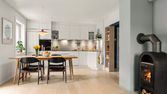 Leiligheten har store vindusflater som gir godt med naturlig lys.