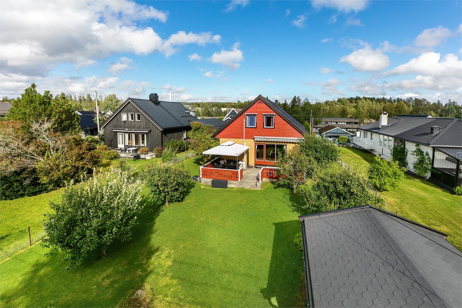 Eiendommen er 813 kvm.med gode lys og solforhold. Til høyre i bildet er det en stor, god utebod