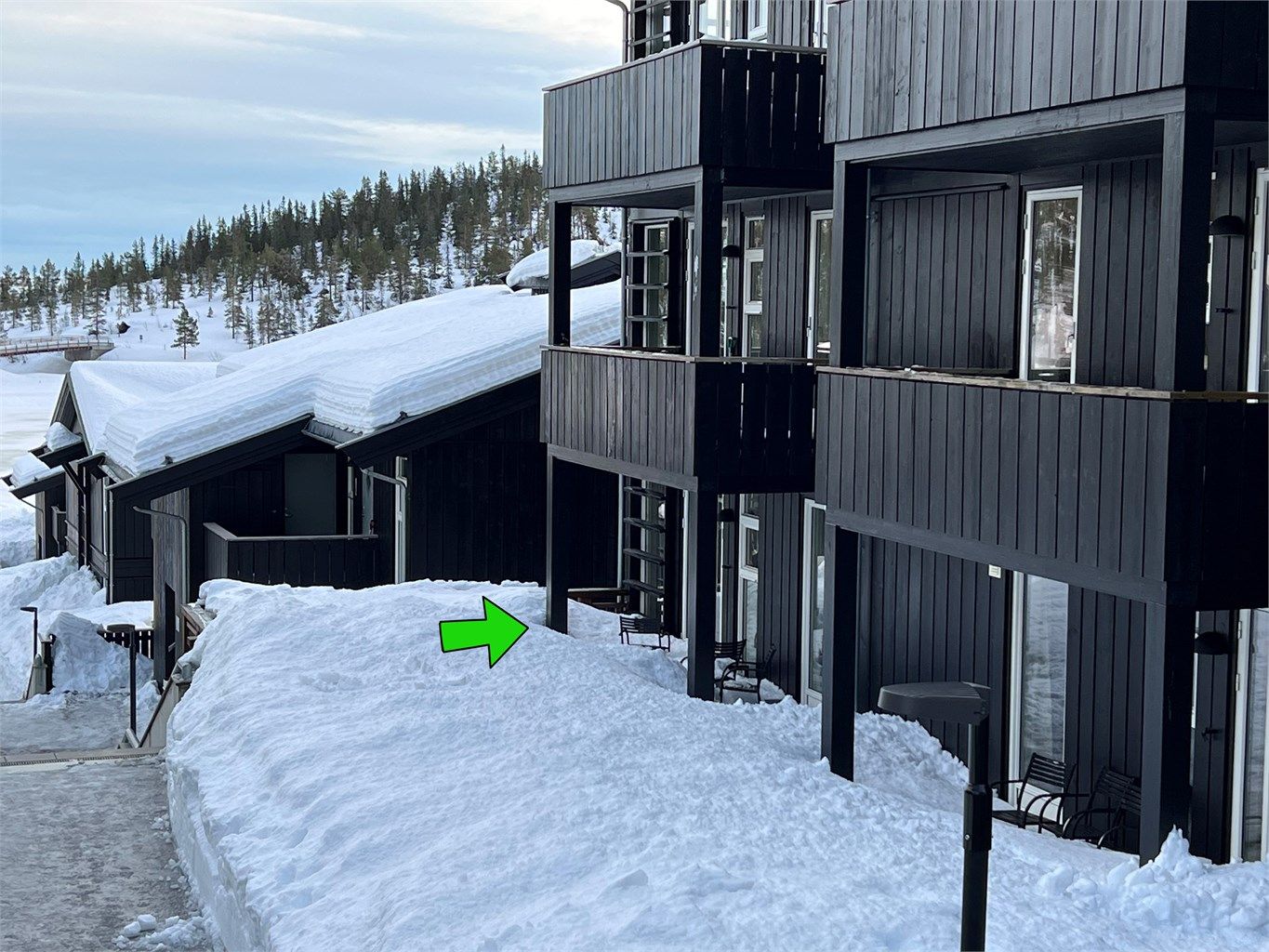 Leilighet 5217 er tilbaketrukket beliggende fra gangstien med terrasseplatting og plensone.