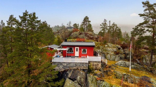 LITEN HYTTE - STOR GLEDE med solrik og usjenert tomt.