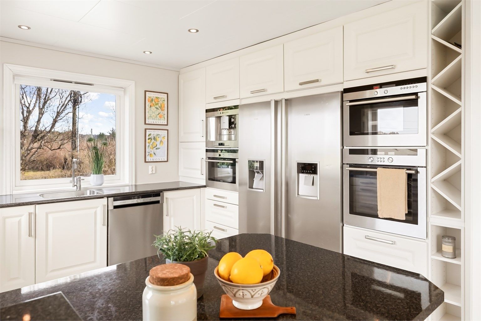 Stilrent kjøkken i lys utførelse med god skap- og benkeplass